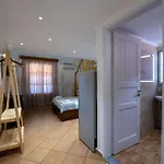 Alex Hotel *